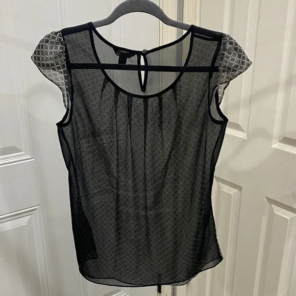 Banana Republic Womans Small Sheer Black and Gray Patterned Blouse - Picture 2 of 4
